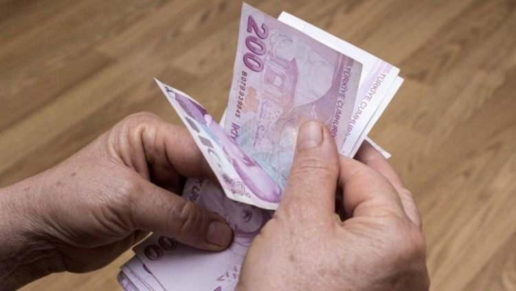 <p> Memurlar ve memur emeklileri ise toplu sözleşmede belirlenen zam oranı ile birlikte oluşan enflasyon farkını artış olarak maaşlarında görüyor.</p>