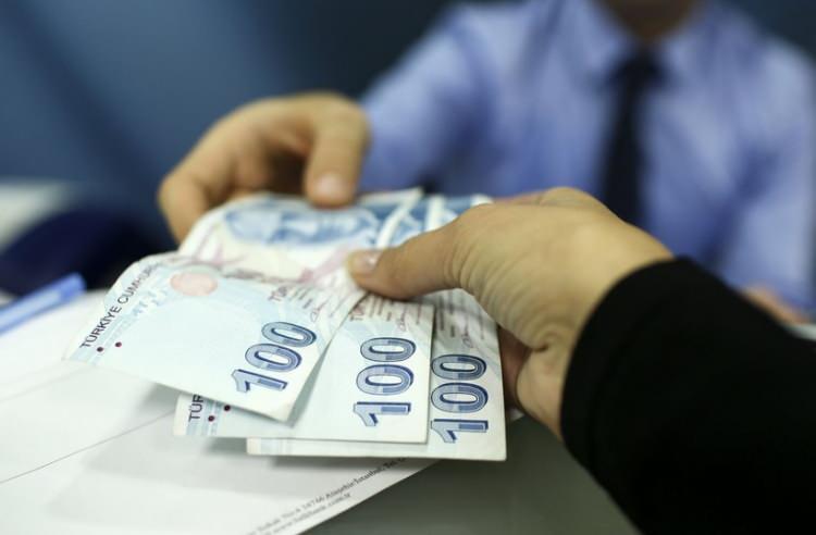 <p>En düşük emekli aylığı ödemesi de 3 bin 500 liradan 5 bin 500 liraya çıkartılmıştı. </p>