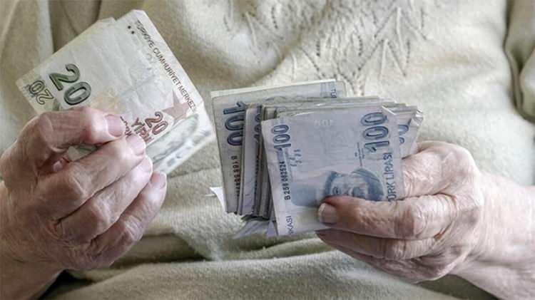 <p> Nisan ayında bir ara zam ile en düşük emekli aylığı 7 bin 500 liraya çıkartılmıştı.</p>