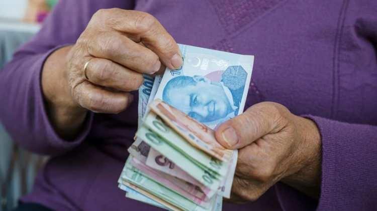 <p> Böylece en düşük aylık alanlara 2 bin lira ek ödeme yapılmıştı. Taban aylığın altındaki tüm maaşlar 7 bin 500 TL'ye tamamla</p>
