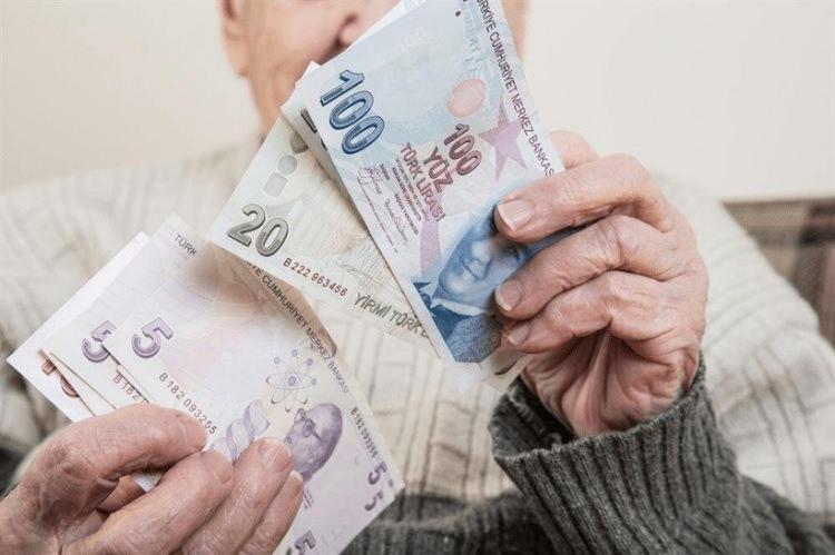 <p>Önümüzdeki Ocak ayında SSK ve Bağ-Kur emeklileri bu yılın 2. yarısında gerçekleşen enflasyon oranında zam, memur emeklileri de toplu sözleşme artışı ve enflasyon farkı alacak.</p>
