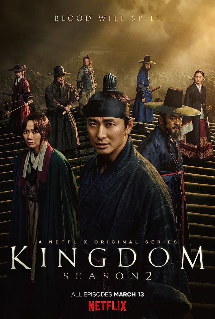 <p><strong><span style="color:#800000">Kingdom:</span> <span style="color:#000000">Tarihsel bir kurgu olan bu dizi, Joseon döneminde geçiyor ve zombi tehdidiyle mücadele eden bir grup insanın hikayesini anlatıyor.</span></strong></p>