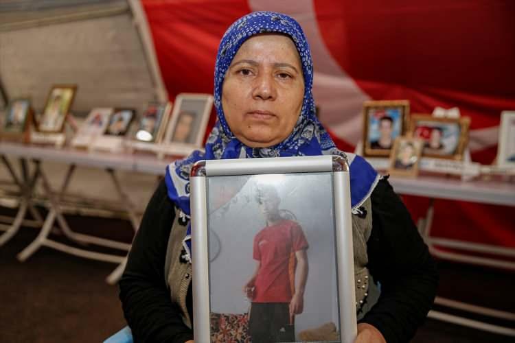 <p>Kızına kavuşabilmek için Diyarbakır'daki oturma eylemine destek veren baba Mehmet Laçin, 7 Şubat 2020'de baypas ameliyatı olmak üzere gittiği İzmir'de de HDP il binası önünde eylemi sürdürdü. Daha sonra kızı için İzmir'den Ankara'ya da yürüyen Laçin, 16 Eylül 2021'de HDP Genel Merkezi önünde açıklama yaptı.</p>
