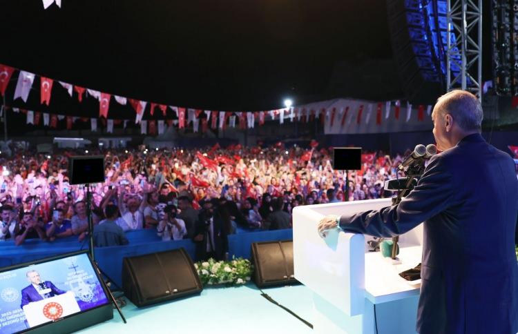 <p>Başkan Erdoğan, Poyrazköy'de 2023-2024 su ürünleri av sezonu açılışındaki konuşmasına, alandaki katılımcıları günün bu saatinde Beykoz'da iç içe, birlik, beraberlik, kardeşlik içerisinde görmenin kendisini çok mutlu ettiğini söyleyerek başladı.</p>

<p>.</p>

