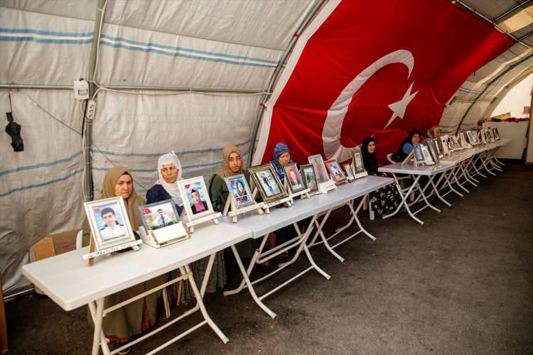 <p>Dağa kaçırılan çocuklarına kavuşma ümidiyle HDP il binası önünde oturma eylemi yapan Diyarbakır annelerinin, evlat nöbeti 5. yılına giriyor.</p>