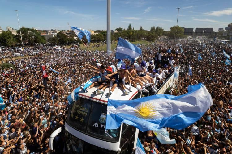 <p><strong>ARJANTİN</strong></p>
<p><strong>Nüfus: 45 milyon</strong></p>
<p> </p>
<p>Etnik yapı: Yüzde 97,2 Avrupa kökenli (genellikle İspanyol ve İtalyan) ve melez, yüzde 2,4 Amerika yerlisi, yüzde 0,4 Afrika kökenli</p>
<p>Yüzölçümü: 2,78 milyon kilometrekare</p>
<p>Dil: İspanyolca (resmi), İtalyanca, İngilizce, Almanya, Fransızca ve yerel diller (Mapudungun, Keçuva)</p>
<p>Din: Yüzde 92'si Katolik, yüzde 2'si Protestan, yüzde 2'si Yahudi, diğer dinlere mensup kişilerin oranı yüzde 4.</p>
<p>Para Birimi: Peso</p>