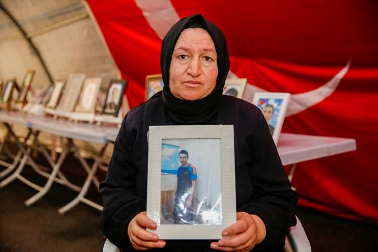 <p>Laçin'den sonra baba Yasür Dülge ve anne Muhbet Alemdağ da oğullarına kavuşmak için İzmir'deki eyleme dahil oldu. Aileler, İzmir'de bazı günler eylem yaptı.</p>
