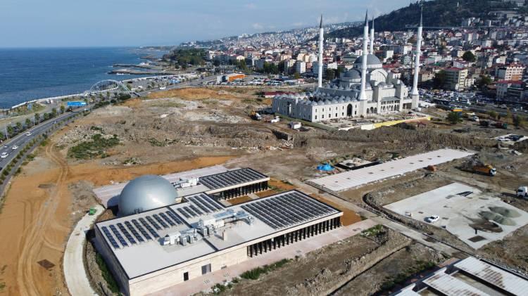 <p>Trabzon Büyükşehir Belediyesi ile birlikte Doğu Karadeniz Kalkınma Ajansı (DOKA), TÜBİTAK ve Türkiye Teknoloji Takımı (T3) Vakfı işbirliği ile projesi geliştirilerek 2 bin 200 metrekare alanda kurulan bilim merkezi farklı yaş gruplarını bir araya getirerek bilim ve teknolojiyi anlaşılır ve ulaşılır bir hale getirecek.</p>
