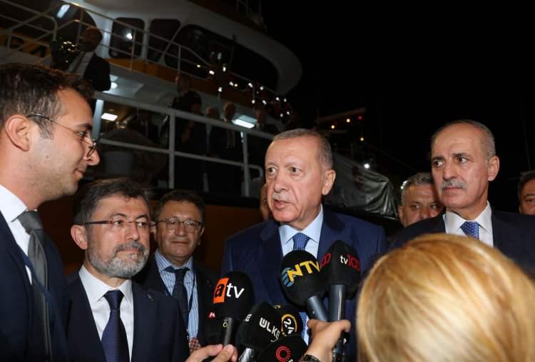 <div>Müsilaja karşı hemen harekete geçtiklerini söyleyen Erdoğan, şöyle devam etti:</div>
<div> </div>
<div>"Müsilajın süratle temizlenmesini sağladık. Bakanlıklar, üniversiteler, belediyeler ve ilgili kurumlar ile çok yönlü çalışmalar başlattık. O dönemde İstanbul Büyükşehir Belediyesini maalesef kayıp verdik, bulamadık. Marmara Denizi'nin yüzeyindeki müsilajı kısa süre içerisinde yine biz temizledik, tıpkı Haliç'i temizlediğimiz gibi. Şimdi Haliç ne halde görüyorsunuz. Ayrıca Meclis'imizde Müsilaj Araştırma Komisyonu kurduk. Bir daha müsilaj oluşmaması için el birliğiyle çalışıyoruz. Bugüne kadar Marmara Denizi'nden avlanılan balıklarda müsilajla ilgili insan tüketimine risk oluşturacak bir veriye ulaşılmadı. Kontrol ve analizlerimiz aralıksız bir şekilde devam ediyor."</div>
<div> </div>
<div>.</div>