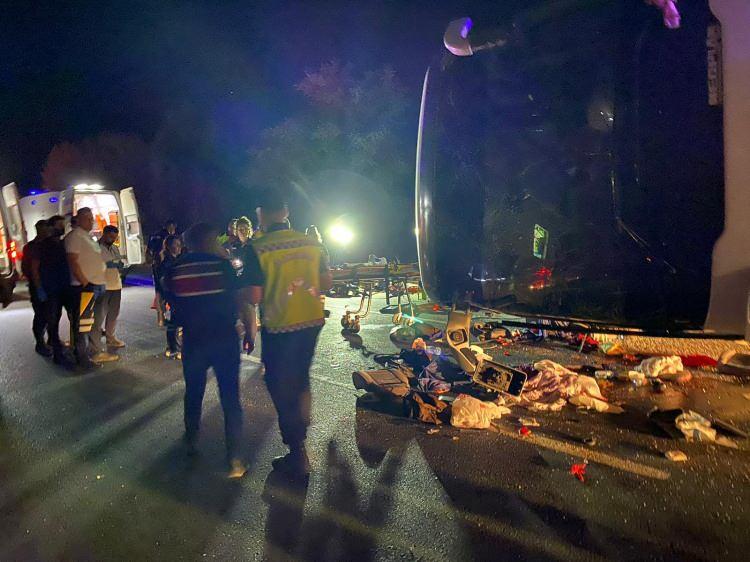 <p>Yaralanan s&uuml;r&uuml;c&uuml;ler ile otob&uuml;steki 40 yolcu &ccedil;evredeki hastanelere kaldırıldı.</p>

<p>&nbsp;</p>
