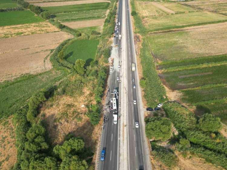 <p>Kaza nedeniyle ulaşıma kapatılan kara yolu, &ccedil;alışmaların ardından yeniden trafiğe a&ccedil;ıldı.</p>

<p>&nbsp;</p>
