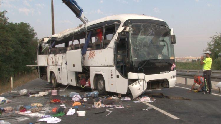 <p>B.A. idaresindeki 34 DZP 704 plakalı kum y&uuml;kl&uuml; kamyon, Kocabaş Mahallesi'nde ref&uuml;jdeki bariyerleri aşarak karşı şeritteki İ.S'nin kullandığı 48 E 4505 plakalı otob&uuml;se &ccedil;arptı.</p>

<p>&nbsp;</p>
