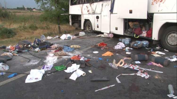 <p>Kazada, otobüsteki polis memuru Birol Küçük'ün de aralarında bulunduğu 6'sı hayatını kaybetti.</p>

<p>Otobüs şoförü, muavin ve 40 yolcu ile kamyon şoförü de yaralandı. </p>
