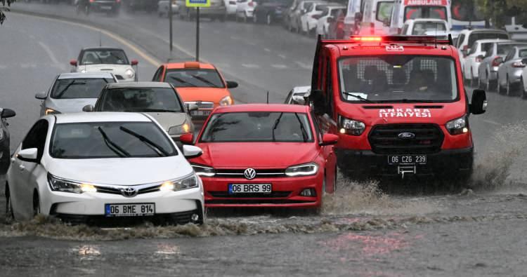 <p>Beşevler ve Sıhhiye Çok Katlı Otoparkı'nın bulunduğu Adnan Saygun Caddesi gibi bazı cadde ve meydanlarda, biriken sular nedeniyle araçlar ilerlemekte güçlük çekti.</p>
