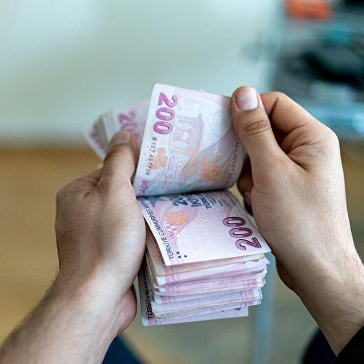 <p>Öte yandan hükümet memurlara 2024 için toplam yüzde 25, 2025 için ise toplam yüzde 11 zam teklif etmişti. Bunu kabul etmeyen Memur-Sen ise 2024 için toplam yüzde 70, 2025 için ise yüzde 40 zam istemişti. Kurul, zam oranlarına ilişkin kararını en geç 31 Ağustos Perşembe gününe kadar verecek.</p>