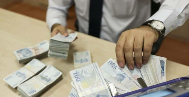 <p>"3600 ek gösterge konusu beraber çalışılacak ve uygun bir zamanda hükümete teslim edilecek. Bu açıdan bu toplu sözleşmede masaya gelirken birçok maddeyle gelmiştik ve bunlar revize edilerek daha sonra 960 maddede tasnif edilmişti. Masadan çözüm üretelim diye olağanüstü gayret gösterdik. Hizmet kolu bazında çok önemli adımların atıldığını görüyoruz. Ülkemizin şartlarını dikkate alarak, ülkemizin şartları nispetinde olumlu yaklaşılan maddeler oldu. Şüphesiz daha fazla kazanım üretmek için elimizden gelen gayreti yine göstermeye devam edeceğiz."</p>