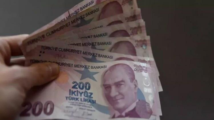 <p>Kısmi uzlaşmayla 11 hizmet kolunda imza attıklarını belirten Işıkhan, kararın tüm kamu görevlilerine, ailelerine ve emeklilerine hayırlı olması temennisinde bulundu.</p>
<p> </p>
<p>Bakan Işıkhan, "Sayın Cumhurbaşkanımızın liderliğinde Türkiye Yüzyılı'na yakışan bir süreç içerisinde çalışanlarımızı enflasyona ezdirmedik" dedi.</p>