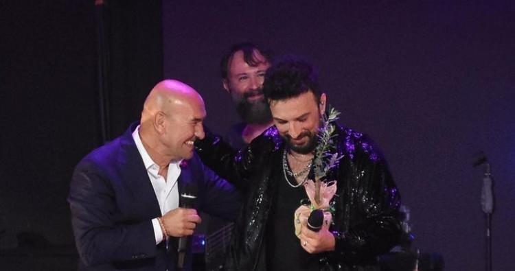 <p>Geçtiğimiz yıl İzmir'in düşman işgalinden kurtuluşunun 100. yıl dönümü etkinliğinde sahne alan Tarkan'ın ne kadar ücret aldığı tartışma konusu olmuştu.</p>