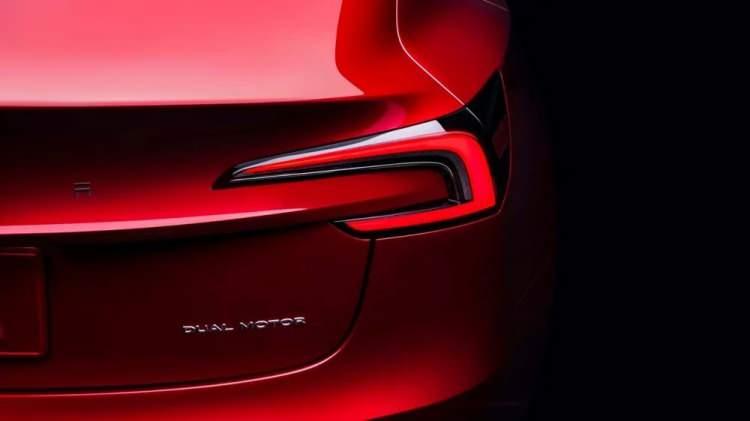 <p>Daha önce Project Highland adıyla bilinen 2024 Tesla Model 3, Ultra Red ve Stealth Gray olmak üzere iki yeni renk seçeneğiyle geliyor.</p>
