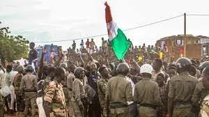 <p class="MsoNormal">Nijer'deki askeri yönetimi tanımadıklarını ve "henüz istifasını sunmayan Cumhurbaşkanı Muhammed Bazum'u desteklediklerini söyleyen Macron, Batı Afrika Devletleri Ekonomik Topluluğunun (ECOWAS), Nijer yönetimine yönelik aldığı yaptırım kararlarını ve politikalarını desteklediklerini yineledi.<o:p></o:p></p>
