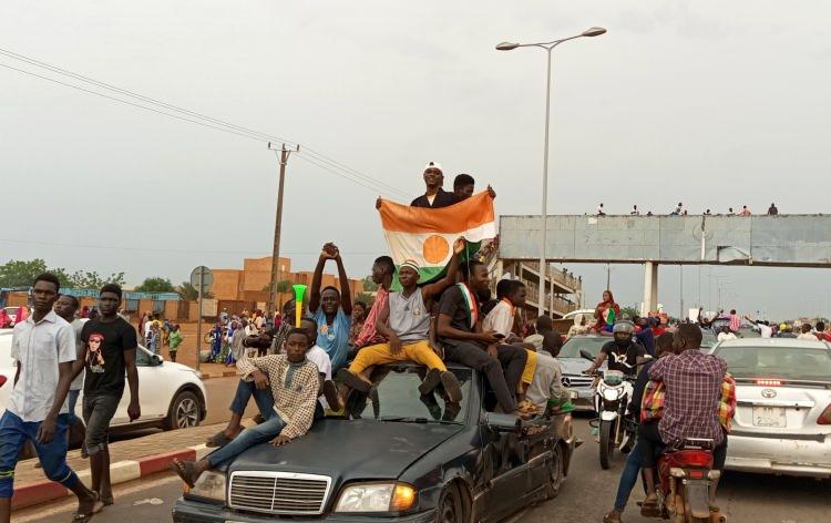 <p>Nijer’in başkenti Niamey’de cunta destekçisi binlerce kişi, Fransız birliklerinin ülkeden çekilmesi için protesto düzenledi.</p>

