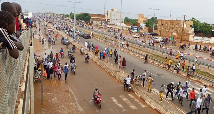 <p>Nijer’de ordunun 26 Temmuz’da yönetime el koymasının ardından ülkede sular durulmuyor. Başkent Niamey’de cunta destekçisi binlerce kişi Fransız birliklerin ülkeden gönderilmesi için sokağa döküldü. </p>
