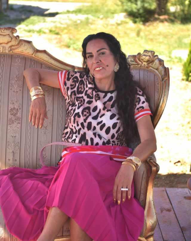 <p> Usta oyuncu filmde Diren Polatoğulları'nın hayat verdiği belediye başkanının gösteriş meraklısı eşi "Hacer" karakterine hayat verdi. Tunceli Ovacık'ta çekilen filmde Hacer, entrikalar peşinde koşuyor. Köse'nin dişleri ses tonunun bozulmaması için doktor kontrolünde kişiye özel hazırlandı. Ünlü oyuncunun makyajının yapımı günde en az 2 saat sürüyor.</p>
<p> </p>