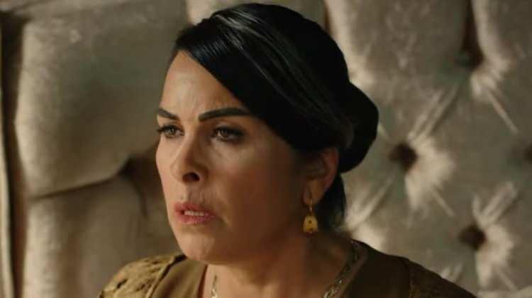 <p>Oynadığım karakterleri de sonuna kadar savunur, onun kişiliğine b&uuml;r&uuml;n&uuml;r ve olduğu gibi sevdirmeye &ccedil;alışırım" dedi. "&Ccedil;irkin, g&uuml;zel, yaramaz, akıllı, deli&hellip; Buna bakmıyorum&hellip; Karakterin otantik olması ve komedide biraz da karikat&uuml;rize edilmesine dayanarak aklımızın onda kalacağı bir fig&uuml;r yaratmak benim i&ccedil;in &ouml;nemli.&nbsp;</p>
