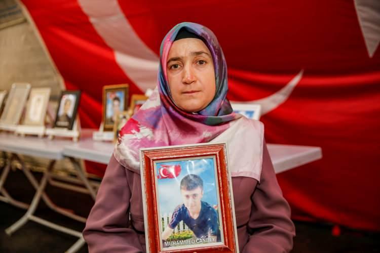 <p>Evlat nöbetine katılım her geçen gün artarken, aileler Hakkari, Van ve Muş'ta da çocuklarını terörün pençesinden kurtarmak için belirli aralıklarla eylem yapıyor.</p>

<p>Diyarbakır annelerinin aynı acıyı yaşayan annelere çağrısı Almanya'nın başkenti Berlin'de de duyuldu.</p>
