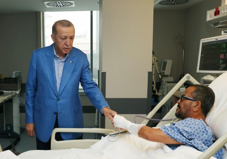 <p>Ziyaret kapsamında hastaneye gelen Cumhurbaşkanı Erdoğan'ı, Fenerbahçe Kulübü Başkanı Ali Koç, Türk Amerikan İş Konseyi (TAİK) Başkanı Mehmet Ali Yalçındağ ve çiftin yakınları karşıladı.</p>
