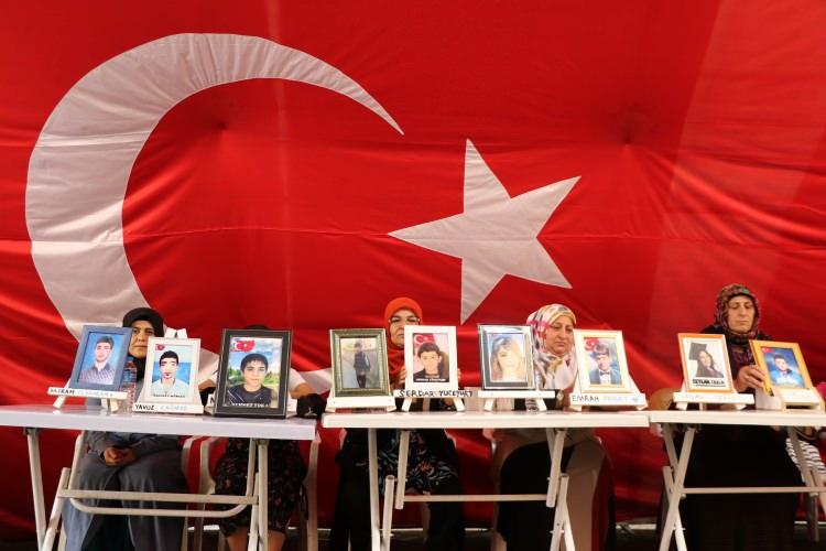 <p>Diyarbakır anne ve babalarının dağa kaçırılan çocukları için HDP Diyarbakır İl Başkanlığı binası önünde 3 Eylül 2019'da başlattığı evlat nöbeti 5’inci yılına giriyor. 4 yılda 43 farklı şehirden gelen 365 aileden 45’i evladına kavuştu.</p>