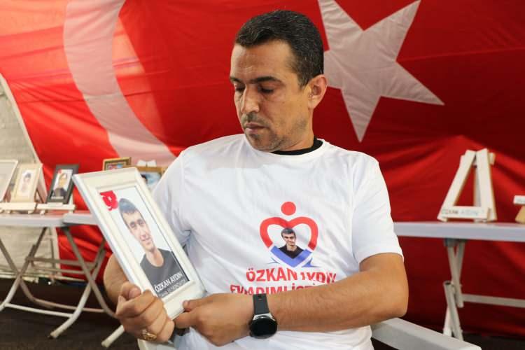 <p><strong>“KENDİ EVLATLARIMIZ İÇİN DEĞİL, TÜRKİYE’NIN EVLATLARI İÇİN NÖBET TUTUYORUZ”</strong></p>
<p>Anne ve babalar olarak tüm Türkiye’ye seslendiklerini aktaran Aydın, “Biz, yalnız kendi evlatlarımız için burada nöbet tutmuyoruz. Bütün Türkiye’nin evlatları için tutuyoruz. Görüyorsunuz bu mücadelede PKK terör örgütüne katılım sıfıra indi. Biz evlat nöbeti tutan annelerin katkısı çok oldu. Bu dönemde devletimizin de mücadelesiyle 45 evladımız anne babalarına kavuştu. Hepimiz için büyük bir umut oldu. İnşallah bir an önce bizde evlatlarımıza kavuşuruz. Sonun kadar da bu mücadelemize devam edeceğiz” şeklinde konuştu.</p>