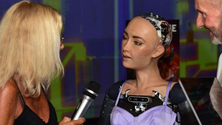 <p><span style="color:#000000"><strong>Nüfus cüzdanına sahip ilk robot olarak tarihe geçen Sophia, yüz ifadelerini taklit edebilen mekanik parçaları ve dikkat çeken diyaloglarıyla görenleri hayrete düşürüyor. Son olarak Türkiye'ye gelen Sophia'nın hangi ülke tarafından yapıldığı ve özellikleri ise birçok kişi tarafından merak edildi.</strong></span></p>
