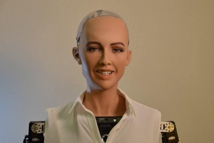 <p><span style="color:#000000"><strong>Hong Kong merkezli Hanson Robotics tarafından geliştirilen Sophia, sosyal insansı bir robottur.</strong></span></p>
