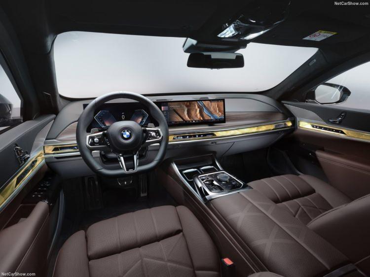 <p>Yeni BMW i7 Protection, dünyanın onaylanmış ilk tamamen elektrikli zırhlı otomobili olarak öne çıkıyor.</p>
