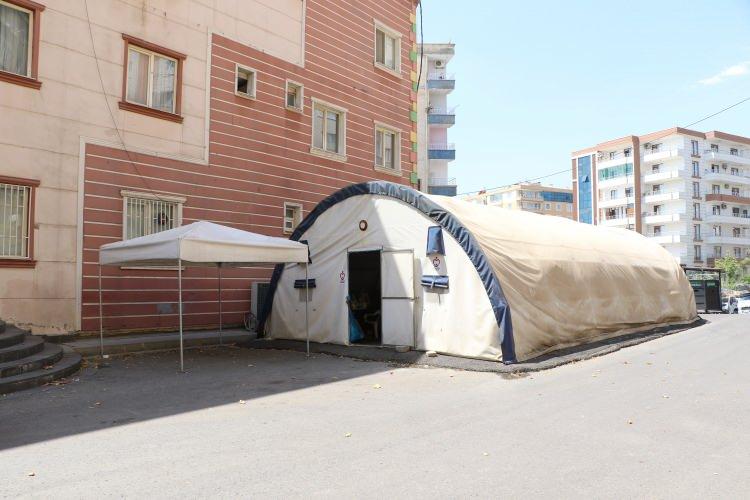 <p>Anne Hacire Akar'ın dağa kaçırılan oğlu Mehmet Akar için 22 Ağustos 2019'da HDP il binası önünde başlattığı oturma eyleminin sonuç vermesi, evladına kavuşmak isteyen diğer annelere de örnek oldu. 43 farklı şehirden gelen 365 aile, dağa kaçırılan evlatları için 3 Eylül 2019'da HDP Diyarbakır İl Başkanlığı önünde başlattığı nöbet bin 462’ye ulaşacak.</p>