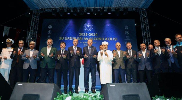 <div>Başkan Erdoğan, Türkiye'nin, üç tarafı denizlerle çevrili, iklim ve coğrafya bakımından dünyanın en güzel ülkelerinden biri olduğunu vurgulayarak, Allah'ın Türkiye'ye bahşettiği bu imkanı değerlendirmenin gayretinde olduklarının altını çizdi.</div>

<div> </div>

<div>.</div>
