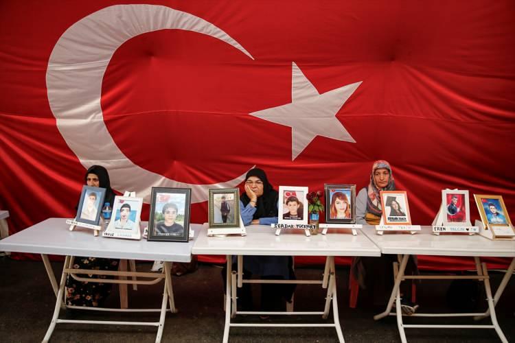 <p>Diyarbakır'dan 8 yıl önce 16 yaşında dağa kaçırılan oğlu Muhammed için eylemde yer alan anne Hatice Ay, oğlunun talasemi hastası olduğunu, bugüne kadar hiç haber alamadığı evladının sağlık durumunu merak ettiğini aktardı.</p>

<p>Oğluna teslim olması çağrısında bulunan Ay, "Oğlumu HDP'liler kandırıp götürdü. HDP olmasaydı hasta oğlumu kim götürecekti? Hasta çocuktan ne istiyorlar? Oğlum artık kaç gel, dayanacak gücüm kalmadı." dedi.</p>

<p>Ağrı'nın Doğubeyazıt ilçesinden 13 yıl önce 13 yaşındayken dağa kaçırılan oğlu Emrah için evlat nöbetini sürdüren anne Aynur Panay ise evladına kavuşmak için mücadele ettiğini dile getirdi.</p>

<p>Panay, oğluna güvenlik güçlerine teslim olması çağrısında bulundu.</p>
