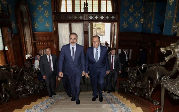 <p>Başkan Recep Tayyip Erdoğan ile Rusya Devlet Başkanı Vladimir Putin arasında 4 Eylül'de yapılacak görüşme merakla beklenirken Dışişleri Bakanı Hakan Fidan, Moskova ziyaretinde Rus mevkidaşı Sergey Lavrov ile bir araya geldi.</p>
