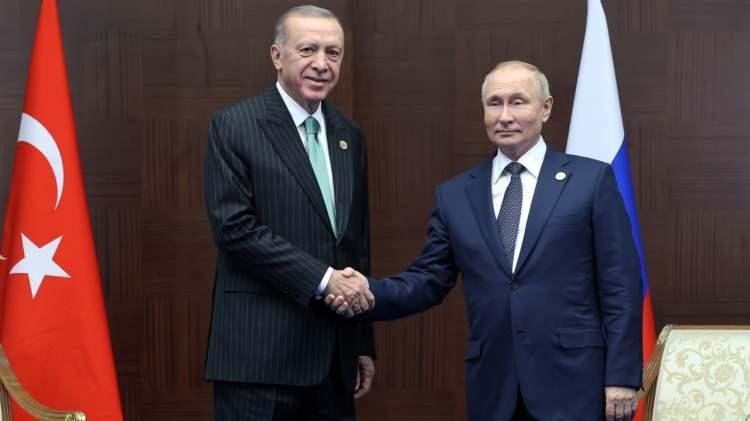 <p>"ERDOĞAN'IN ELİ GÜÇLENECEK"</p>
<p>Alman Frankfurter Rundschau gazetesi "Rusya ve Türkiye büyük buluşmaya hazırlanıyor" başlıklı haberinde, "Her iki ülkenin gündeminin başında Rusya'nın temmuz ayında feshettiği tahıl anlaşması yer alıyor. Tahıl anlaşmasının yeniden başlaması, özellikle yoksul ülkelerde rahatlamaya yol açacak" ifadelerine yer verdi. Fidan'ın Moskova ziyaretinin işbirliği ve küresel diplomasi için önemli olduğunun altını çizen Alman gazete, "Putin'le yapılan görüşmelerde alınacak olumlu bir sonuç, Erdoğan'ın uluslararası sahnedeki elini güçlendirebilir" sözleriyle dikkat çekti.</p>