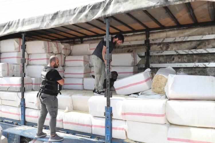 <p>1 zehir taciri yakalandı. Diyarbakır Narkotik Suçlarla Mücadele Şube Müdürlüğümüzce düzenlenen operasyonda 110 kilogram skunk maddesi ele geçirildi. </p>