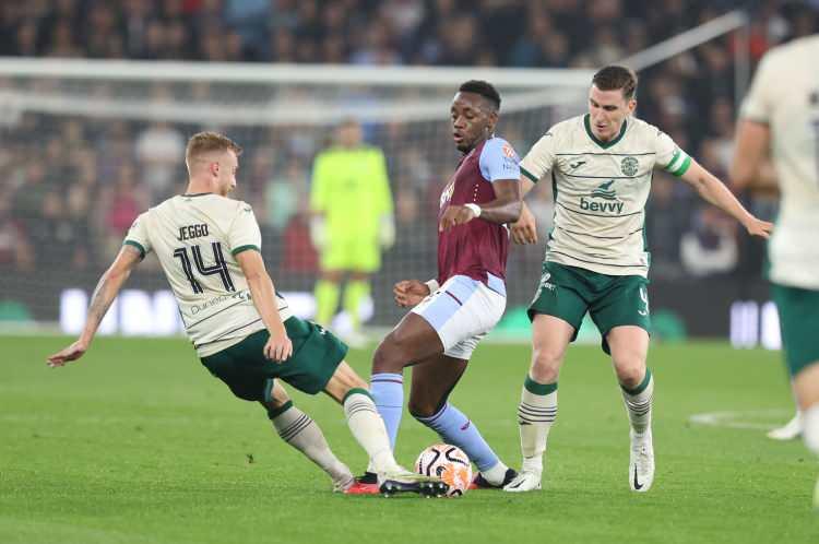 <p>Diğer taraftan Hibernian, Hearts UEFA Avrupa Konferans Ligi'ne play-off turunda veda etti.<br />
<br />
Aberdeen ise UEFA Avrupa Ligi'ne play-off turunda veda etti ve İskoçya'dan sadece 2 temsilci kaldı.</p>