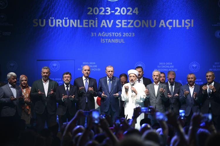 <p>Su ürünleri av sezonunun açılışı vesilesiyle bir arada olduklarını anımsatan Erdoğan, 4,5 aylık hasretin bugün sona erdiğini, Karadeniz, Marmara ve Ege Denizi'nde gırgır ve trol yöntemiyle avcılık yapacak balıkçıların ağlarının mavi sularla buluştuğunu dile getirdi.</p>
<p>.</p>