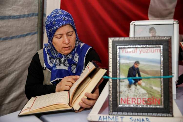 <p>Siirt'ten 9 yıl önce 16 yaşında dağa kaçırılan oğlu Yusuf için eylemi sürdüren anne Saadet Ödümlü de yıllardır oğluna hasret kaldığını kaydetti.</p>
<p>Artık dayanacak gücünün kalmadığını dile getiren Ödümlü, yaz kış, sıcak soğuk demeden evlatları için mücadele ettiklerini bildirdi.</p>
<p>Ödümlü, "Her gün sabah erkenden kalkıp buraya geliyoruz. Allah'ın izniyle hepimizin evladı gelecek. Bazı evlatlarımız geldi. Herkesi buraya davet ediyorum, gelin bize destek olun. Gelin birlik olalım, çocuklarımızı dağdan indirelim. Bu iş bitsin artık, anne ve babalar ağlamasın." diye konuştu.</p>