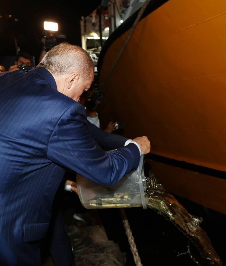 <div>"DENİZLERDE SÜRDÜRÜLEBİLİRLİĞİ SAĞLAMAK HEPİMİZİN GÖREVİDİR"</div>
<div> </div>
<div>Her yaştan insan için balığın yeri doldurulamaz bir besin kaynağı olduğunu vurgulayan Erdoğan, konuşmasını şöyle sürdürdü:</div>
<div> </div>
<div>"Denizlerde sürdürülebilirliği sağlamak hepimizin görevidir. Tabiat hatayı ve ihmalkar davranmayı asla affetmez. Biz denizlerimize ne kadar sahip çıkarsak, denizlerimiz de bize sahip çıkar. Denizlerimize ne kadar ihtimam gösterirsek, denizlerimiz de balığıyla ve diğer ürünleriyle bizlere hizmet eder. Ekim 2022'de Marmara Denizi'nde görülen müsilaj, bizlere bu meselenin savsaklanmaması gerektiğini çok açık ve net göstermiştir. Müsilaj sıkıntısının baş göstermesiyle av araçları kullanılamaz hale gelmiş ve balıkçılarımız Marmara'da hatırlayın, av yapamamıştır."</div>
<div> </div>
<div> </div>