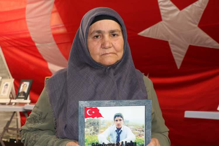 <p><strong>“EVE GİDİP KAFAMIZI YASTIĞA KOYUP SABAH GERİ ÇADIRIN YOLUNU TUTUYORUZ”</strong></p>
<p>Mahmut Uslu’nun annesi Bedriye Uslu ise, çadıra her gün umutla geldiğini söyleyerek şunları söyledi:</p>
<p>“4’üncü yıl bitecek 3 Eylül de 5’inci yıla gireceğiz. 45 evladımız geldi. İnşallah o annelerden biri de ben olacağım. Bende çocuğumu alacağım eve götüreceğim. HDP laneti ne hakları vardı bizim çocuklarımız götürüp dağda mahkum ettiler. Biz, evimizi otel gibi kullanıyoruz. Eve gidip kafamızı yastığa koyup sabah geri çadırın yolunu tutuyoruz. Onlar biliyorlar mı evimize nasıl bir ateş düşürdüklerini. İnşallah buna sebep olanlar bizim gibi olacaklar, onlarda evlatlarından sınav olacaklar. Oğlum gel askerimize polisimize teslim ol. Eve dön, bu hasretimiz çilemiz bitsin.”</p>