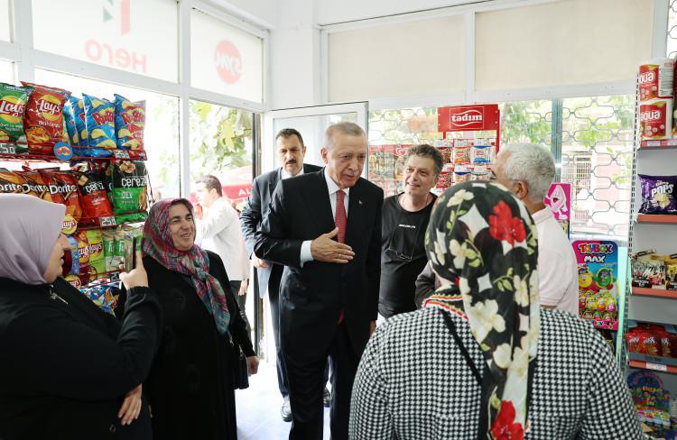 <p>Güzergahta sık sık duran Erdoğan, bir mahalle bakkalında vatandaşlarla sohbet ederken sorunlarını dinledi, fotoğraf çektirdi.</p>
