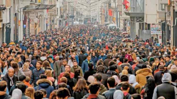<p>2023 yılında dünya nüfusu 7 milyar 924 milyon kişi olarak kaydedildi.<br />
<br />
Türkiye ise 85 milyon 279 bin 553 kişi nüfusu ile nüfus büyüklüğüne göre 194 ülke arasında 18. sırada yer aldı<br />
<br />
peki 1935 yılında Türkiye'nin nüfusu kaçtı? işte detaylar...</p>
