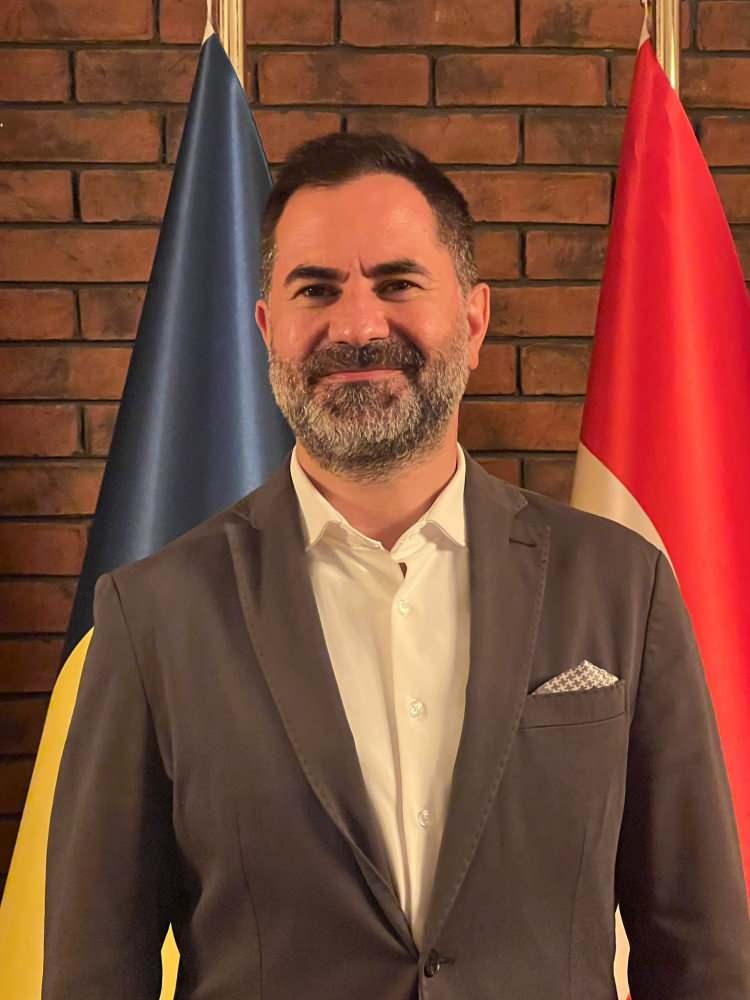 <p>Kapadokya bölgesi için Ağustos ayının hareketli geçtiğini söyleyen Turizmci Mehmet Dinler, "<strong>İlimizde bulunan müze ve ören yerleri yaklaşık 700 bin ziyaretçi sayısına ulaştı. Bu artan ilginin başında Hacı Bektaş Veli Anma Törenleri yer aldı. Ayrıca Kültür ve Turizm Bakanlığının bölgemizde ilk defa yaptığı Kültür Yolu ve Balon festivalinin çok büyük katkısı oldu.</strong></p>