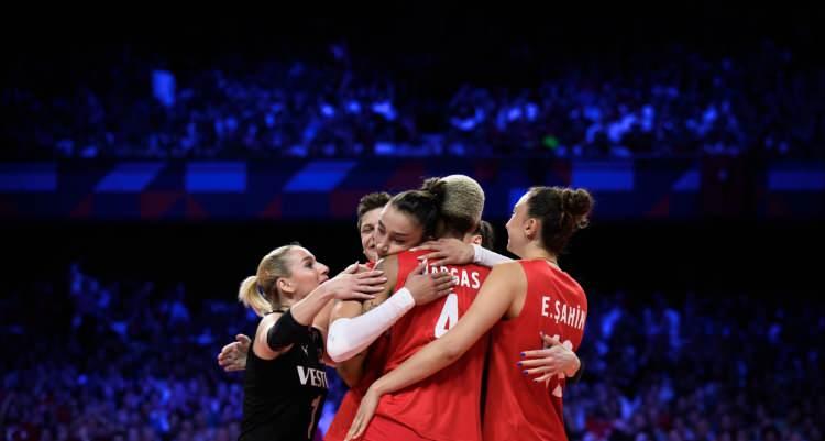 <p>A Milli Kadın Voleybol Takımı, 2023 CEV Avrupa Voleybol Şampiyonası Finali’nde Sırbistan’ı 3-2 mağlup ederek ilk kez şampiyon oldu. Millilerin şampiyonluğunun ardından tebrikler peş peşe geldi.</p>
